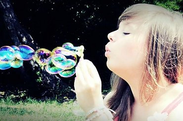 w krainie czarów... #dziewczyna #kobieta #piękno #portret #romantyczne #bańki #kolorowe #świat #lato #wesołe