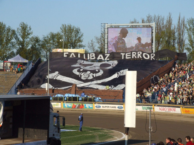Oprawa kibiców z Zielonej Góry na meczu w Lesznie 19.04.2009