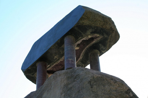 Fragment rzeźby Mindaugasa Navakasa /Skirtingu formu sąskambis/ czyli /Współbrzmienie rożnych form/ nazywana tez /Piętrowy/. #Wilno