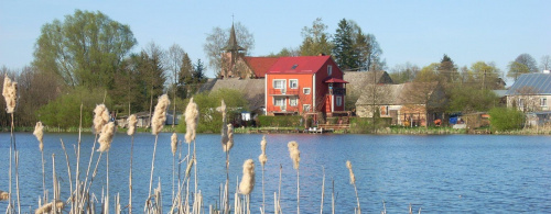 Widok na Czarną Dąbrówkę od strony jeziora.