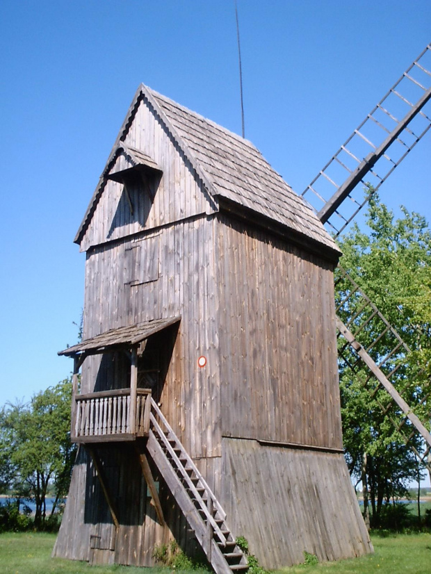 Muzeum Pierwszych Piastów na Lednicy, tzw Mały Skansen, wiatrak koźlak z 1585 r. - Gryżyny koło Kościana.