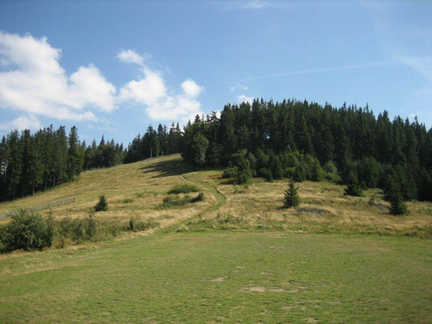 polana-boisko na południowym stoku Rachowca #Beskidy #BeskidŻywiecki #WorekRaczański #Rachowiec #polana