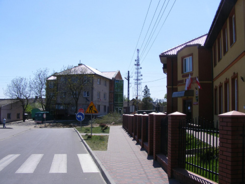 Po prawej Gminny Dom Kultury , na wprost urząd gminy , w remoncie oraz przebudowa skrzyżowania w toku .