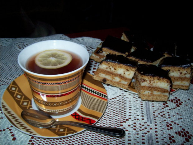 Na poprawę nastroju zapraszam Was na herbatkę z goździkami,cudownie pachnącą i rozgrzewającą i miodownik,przeze mnie upieczony :)) Dobrego i pięknego weekendu :))
