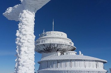 To nie krzyż to fragment stacji meteorologicznej :) #Góry #Karkonosze #śnieg #Śnieżka #zima