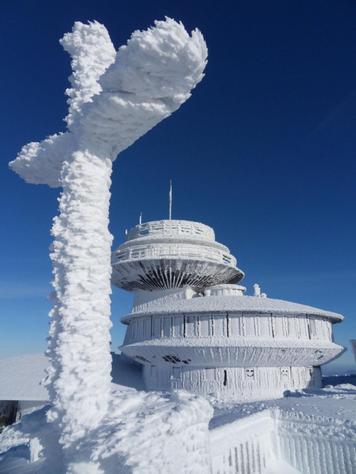 To nie krzyż to fragment stacji meteorologicznej :) #Góry #Karkonosze #śnieg #Śnieżka #zima