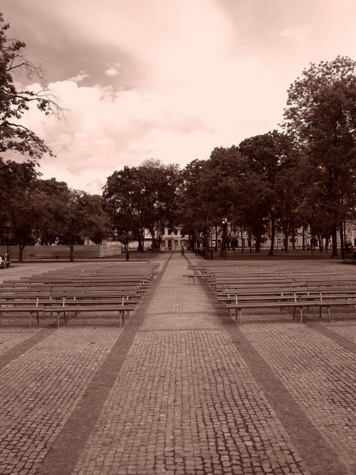 Ławki na placu przed "muszlą" koncertową w parku #Suwałki #architektura #miasto #park