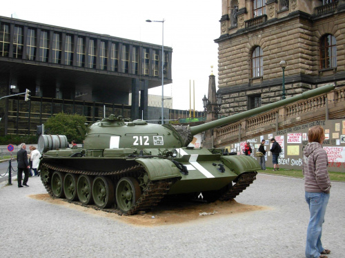 Czołg stojący przed Muzeum Narodowym