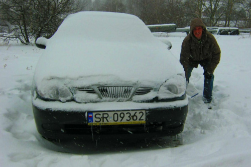 odśnieżanie autka zima 2012/02/17