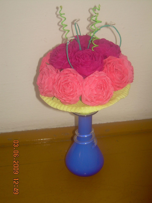 róże- bibuła #KwiatyZBibuły #bibuła #krepina #dekoracje #hobby #KompozycjeKwiatowe #MojePrace #pomysły