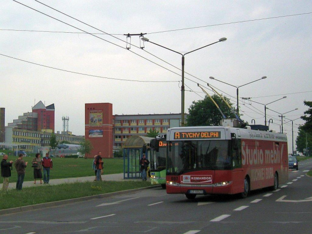 Solaris Trolino 12 #007 (TLT Tychy) na linii A (MZK Tychy) i Solaris Urbino 18 Hybrid #044 (PKM Tychy - TESTY) na linii jubileuszowej 50, Tychy.