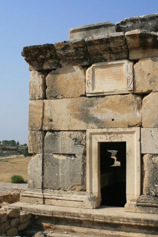 Hierapolis, Nekropola północna - chorzy tak licznie przybywający do leczniczych źródeł Pamukkale nie zawsze wracali do domów po odbytej kuracji... Jeden z największych cmentarzy Anatolii