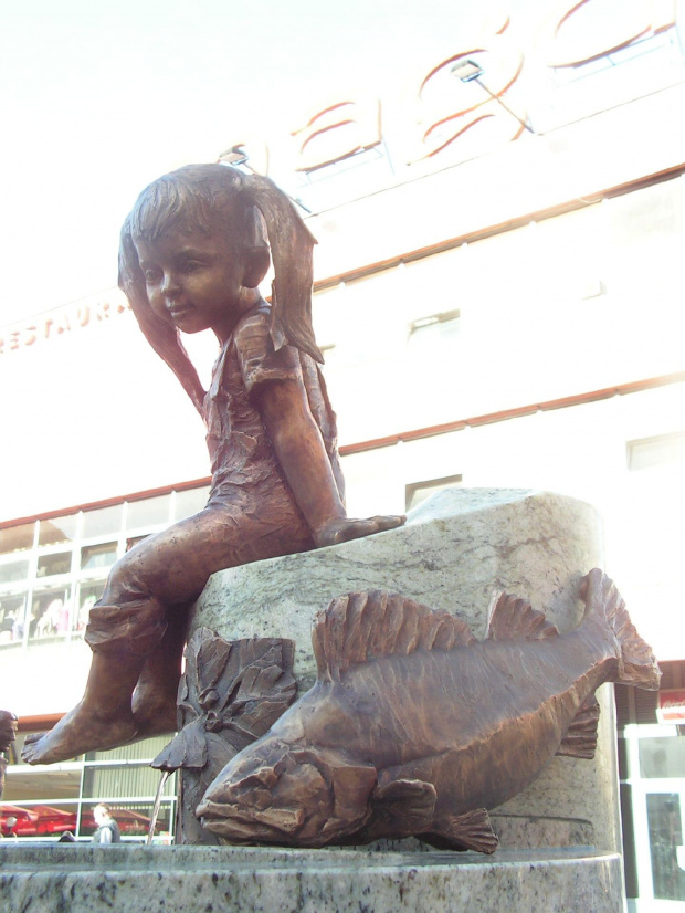 rzeźby fontanne w Łodzi na Piotrkowskiej nr 6