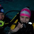 to ja z moim ukochanym Panem Maćkiem :)) uczy mnie jak łapać oddech w tym sprzęcie :)) #Marysia #wujek #Krzysiek #basen #delfin #czerwiec