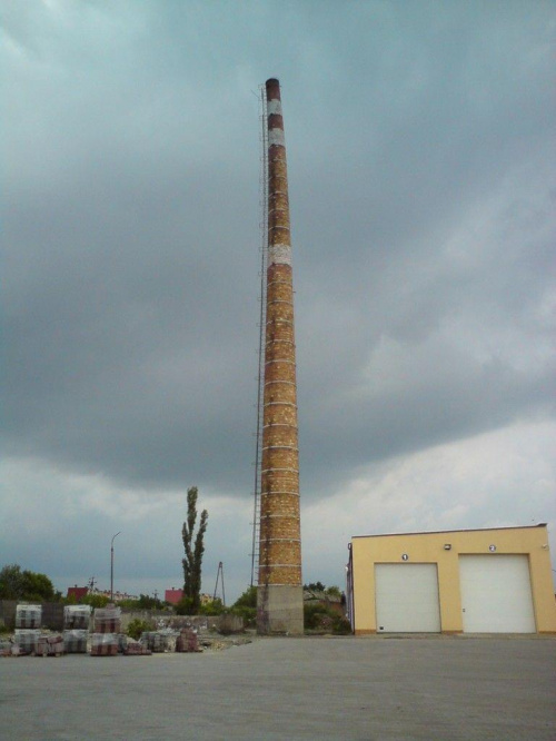 Krzywy komin w byłej Tomaszowskiej Spółdzielni Mleczarskiej... Obecnie przy serwisie firmy Scania #tomaszów