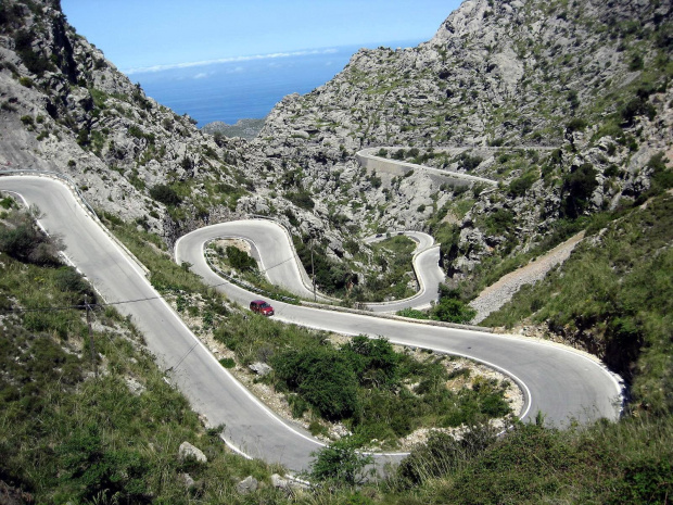 Góry Serra de Tramuntana - wspaniałe serpentyny, niesamowite widoki. Na dole morze i śliczna zatoka z portem w Sa Calobra #Majorka #GórySerraDeTramuntana #SaCalobra