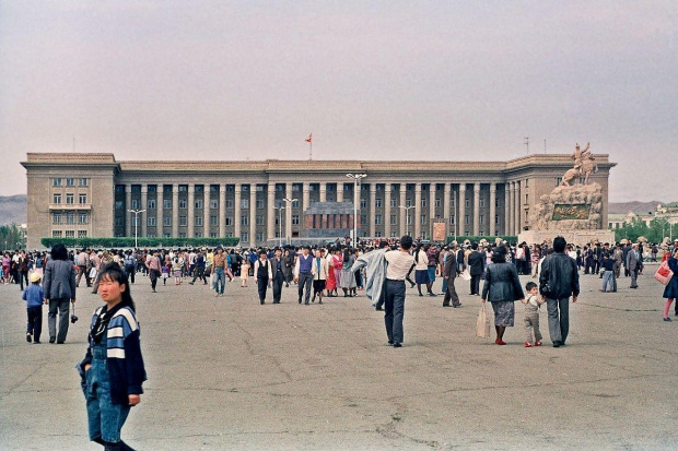 Centralny plac w Ułan Bator. W oddali mauzoleum Suche Batora i jego pomnik.