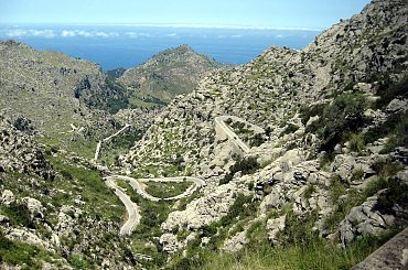 Góry Serra de Tramuntana - wspaniałe serpentyny, niesamowite widoki. Na dole morze i śliczna zatoka z portem w Sa Calobra #Majorka #GórySerraDeTramuntana #SaCalobra