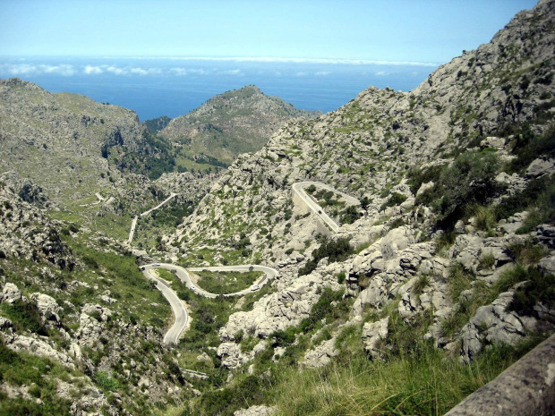 Góry Serra de Tramuntana - wspaniałe serpentyny, niesamowite widoki. Na dole morze i śliczna zatoka z portem w Sa Calobra #Majorka #GórySerraDeTramuntana #SaCalobra