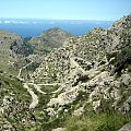 Góry Serra de Tramuntana - wspaniałe serpentyny, niesamowite widoki. Na dole morze i śliczna zatoka z portem w Sa Calobra #Majorka #GórySerraDeTramuntana #SaCalobra