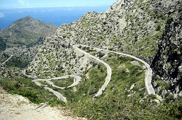 Góry Serra de Tramuntana - wspaniałe serpentyny, niesamowite widoki. Na dole morze i śliczna zatoka z portem w Sa Calobra #Majorka #GórySerraDeTramuntana #SaCalobra
