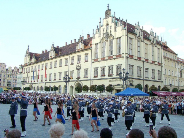 grupa taneczna VI LO współpracująca z wrocławską orkiestrą #festiwal #orkiestra #policja #wrocław