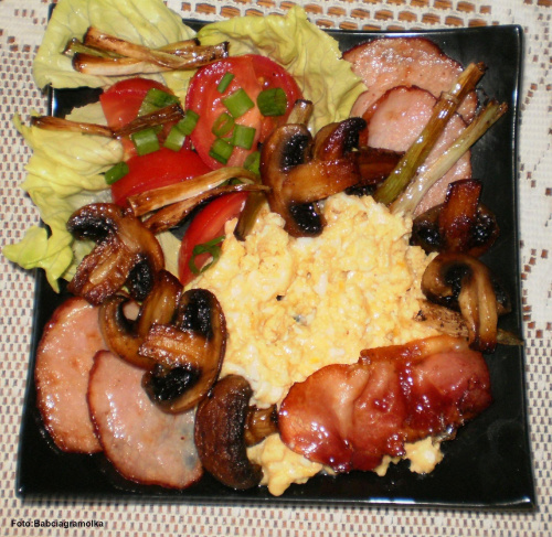 Jajecznica z dodatkami na śniadanie.
Przepisy do zdjęć zawartych w albumie można odszukać na forum GarKulinar .
Tu jest link
http://garkulinar.jun.pl/index.php
Zapraszam. #śniadanie #jajka #jajecznica #jedzenie #gotowanie #kulinaria