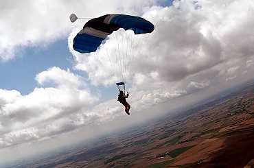 Skoczek spadochronowy nad Przasnyszem (www.skydiveatmosfera.com) #SkokiSpadochronowe #spadochroniarstwo #przasnysz #KlubSpadochronowyAtmosfera #spadochroniarze #SkokZeSpadochronem #SkokNaSpadochronie #adrenalina #SportyEkstremalne