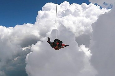 Spadochronowy skok tandemowy w chmurach - Warszawa Przasnysz #SkokiSpadochronowe #spadochroniarstwo #przasnysz #KlubSpadochronowyAtmosfera #spadochroniarze #SkokZeSpadochronem #SkokNaSpadochronie #adrenalina #SportyEkstremalne #SkokWTandemie #tandem