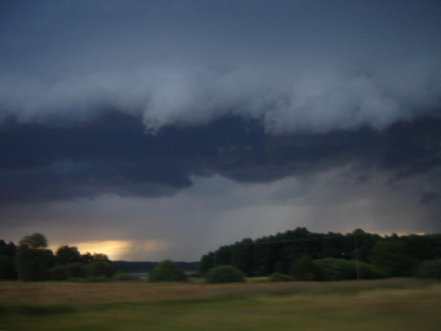 23 lipca '09 Chmury burzowe pomiędzy Międzyzdrojami a Szczecinem ;) Na horyzoncie deszcz #Chmury #burza #deszcz #pole