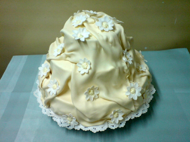 tort marszczony z margaritkami #tort #marszczony #sukienka #rumianki #margarytki #kwiaty