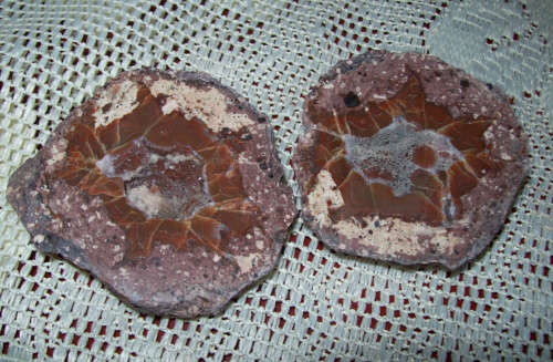 Agat(gr. agathos-"dobry")półszlachetny minerał, wielobarwna, wstęgowa odmiana chalcedonu. Nazwa pochodzi od rzeki Achates(dzisiaj Dirillo)na południowej Sycylii we Włoszech, gdzie wydobywano go już w starożytności.
Agaty powstają w geodach. Z...