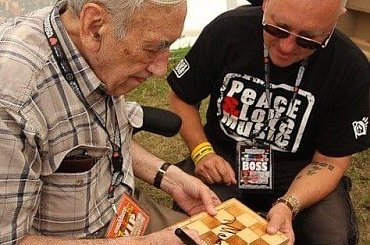 ... #XVPrzystanekWoodstock #PrzystanekWoodstock #Woodstock #TadeuszMazowiecki #Premier #Mazowiecki #Tadeusz #autograf #szachownica #Jurek #Owsiak #WielkaOrkiestraŚwiątecznejPomocy #ASP #AkademiaSztukPrzepięknych