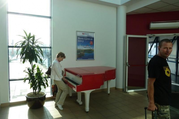 Fortepian stał w holu przed wejściem do rękawa. Nie omieszkałam sprawdzić, czy można na nim grać ;) #Wycieczka