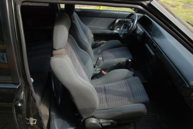 skromne wnetrze #Mazda323 #samochód #fotele
