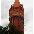 uliczna wieżyczka w Malborku #wieża #wysokość #ulica #drzewo #flaga #malbork