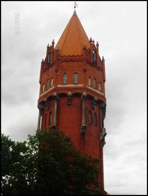 uliczna wieżyczka w Malborku #wieża #wysokość #ulica #drzewo #flaga #malbork