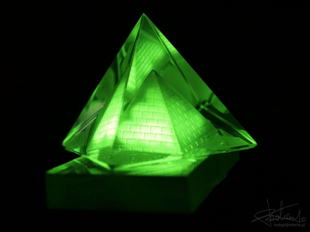 Szklana piramida
[Olympus E-410, Zuiko Digital 14-42] #piramida #szklana #światło
