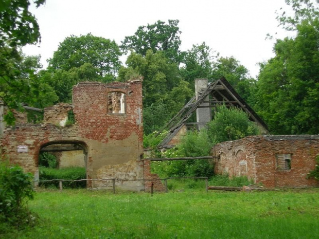 Gładysze (warmińsko-mazurskie) - stajnia i wozownia