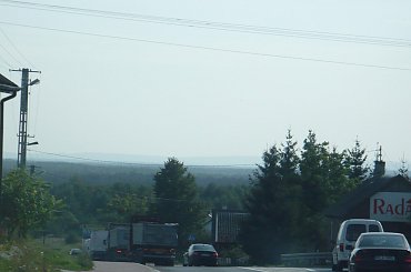 Pasmo Oblęgorskie Gór Świętokrzyskich widziane z drogi 74 w ok. m. Żarnów w Łódzkiem #Żarnów #GóraSielecka #PasmoOblęgorskie #GóraSiniewska #GóryŚwiętokrzyskie #Grębenice #widok #droga #panorama