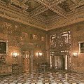 Kraków_Zamek Królewski na Wawelu_Sala Pod Ptakami, (pocz. XVII w.). Kominek z herbem Wazów (ok.1602 r.). Kurdybanowe obicia ścienne (z 1 poł. XVIII w.)