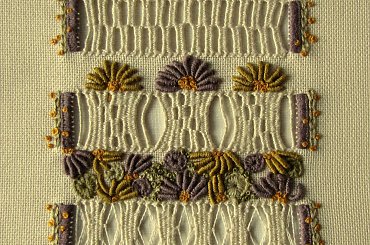 Haft wykonany różnymi ściegami z mereżkami wyplatanymi koronką igłową. Praca w oparciu o projekt Effie Mitrofanis. #HaftRóżnymiŚciegami #KoronkaIgłowa #mereżka #rękodzieło