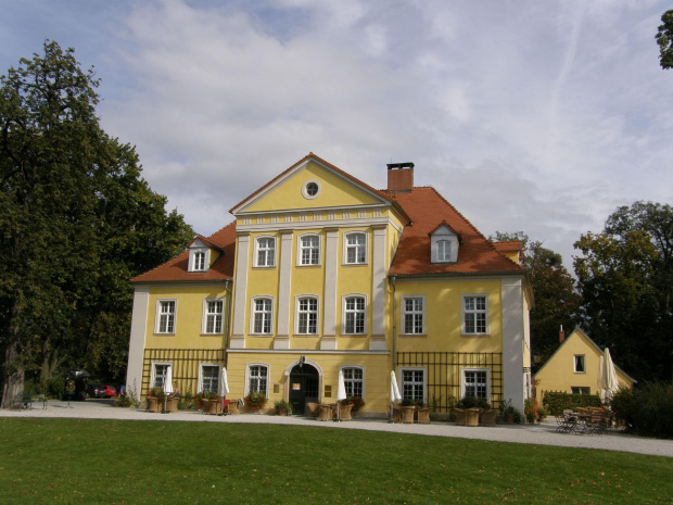 Dom Wdowy przy pałacu w Łomnicy w założeniu miejsce pobytu seniorów z rodu właścicieli #architektura #JeleniaGóra #park #zabytki #DolinaParkówIOgrodów