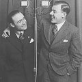 Henryk Vogelfanger ( Tońko ) i Kazimierz Wajda ( Szczepko ) przed mikrofonem radiowym podczas audycji_1937 r.