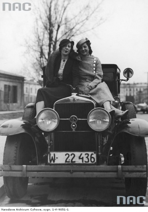 Aktorki Jadwiga Smosarska ( z prawej ) i Janina Romanówna_04.1933 r.