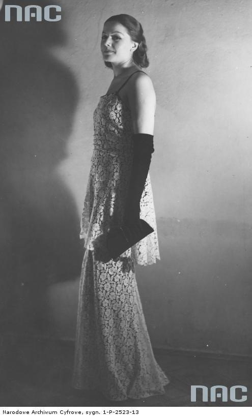 Janina Wilczówna, aktorka, ( na schodach ). Bal mody zorganizowany przez Związek Autorów Dramatycznych w Warszawie_09.01.1937 r.