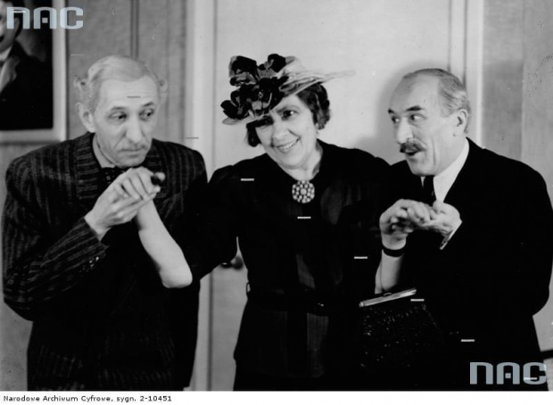Aktorzy Stanisław Jaworski, Maria Mirska i Juliusz Łuszczewski w sztuce " Łatwiej przejść wielbłądowi " w Teatrze Komedia w Warszawie_05.1942 r.