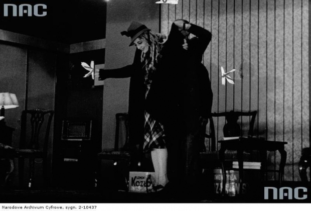 Aktorzy Maria Malicka i Karol Bena w sztuce " Ożeniłem się z aniołem " w Teatrze Komedia w Warszawie_01.1941 r.