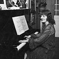 Maria Malicka, aktorka. Zdjęcie wykonano w mieszkaniu artystki ( siedzi przy pianinie ). Warszawa_1927 r.