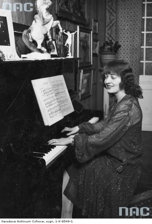 Maria Malicka, aktorka. Zdjęcie wykonano w mieszkaniu artystki ( siedzi przy pianinie ). Warszawa_1927 r.